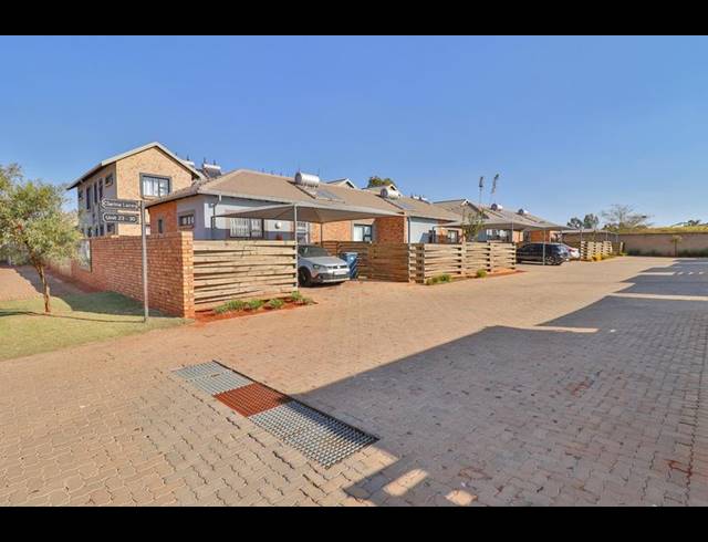2 BEDROOM TOWNHOUSE FOR SALE IN CLARINA